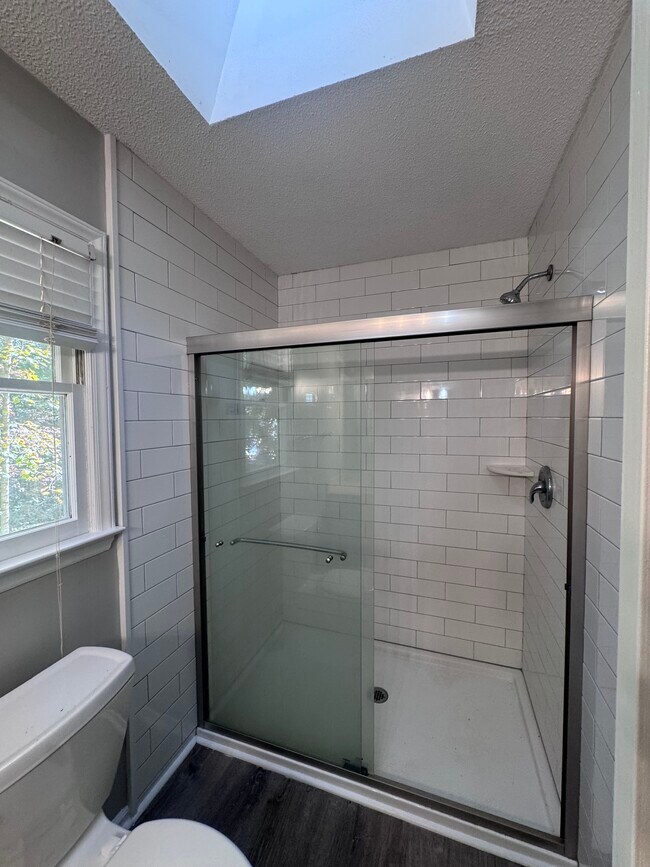 Building Photo - 4218 Queen Victoria Pl