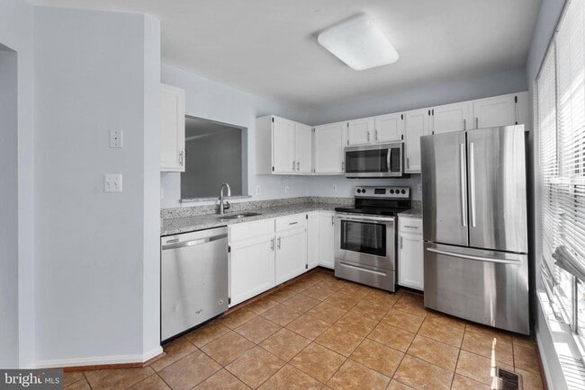 Building Photo - 2204 Commissary Cir