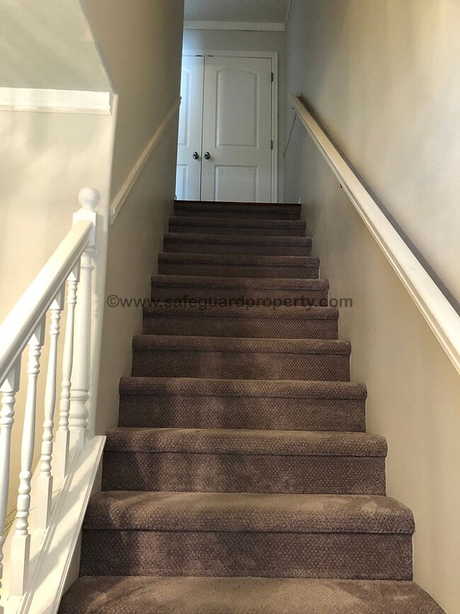 Building Photo - Beautiful Townhome in Wonderful Gated Comm...