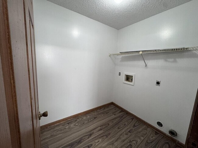 Building Photo - 111 Rainbow Ave