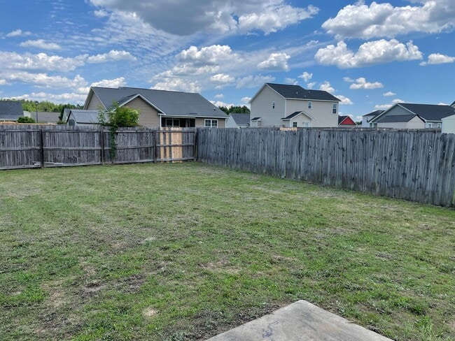Building Photo - Charming 3 Bed 2 Bath Raeford Home with Fenced Backyard