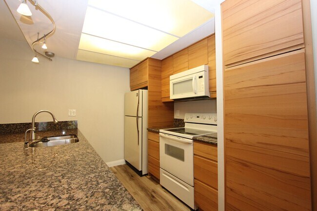 Building Photo - Light and bright 2 bedroom 2 bathroom condo available April 25, 2025