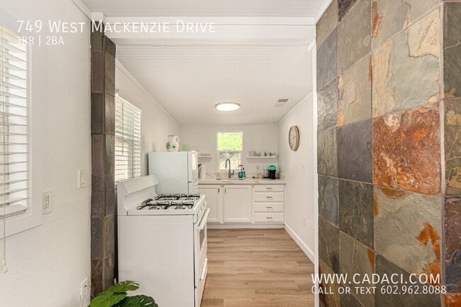 Building Photo - 749 W MacKenzie Dr