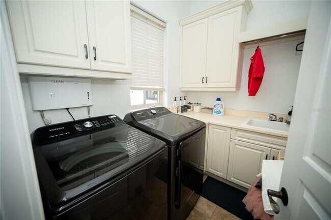 Building Photo - 719 Eastlawn Dr