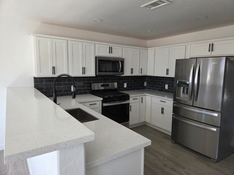 Building Photo - 4885 N Arnold Dr