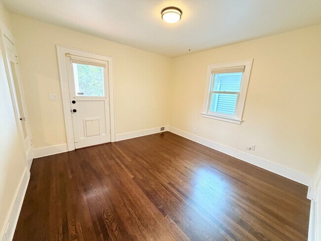 Building Photo - Charming Craftsman in Phinney Ridge - AVAILABLE NOW!
