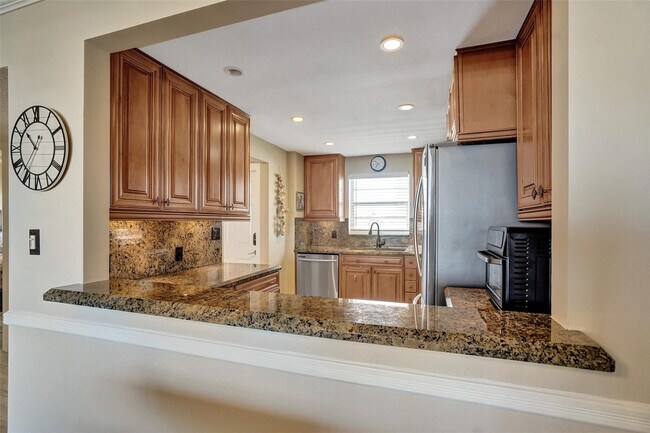 Building Photo - 3051 NE 48th St