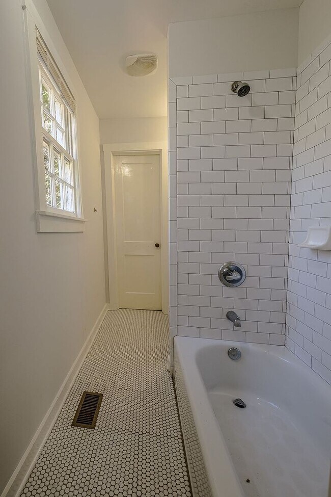 Building Photo - 134 Westover Dr