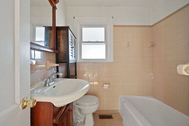 Building Photo - 2 Bed 1 Bath for Rent in Norfolk
