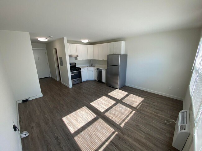 Interior Photo - 320 7th Ave