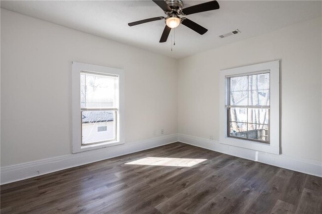 Building Photo - 404 Paines Ave NW
