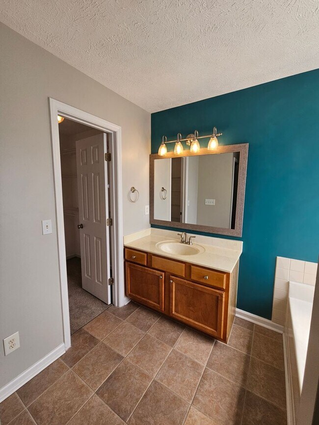 Building Photo - NEW LISTING!!!!!