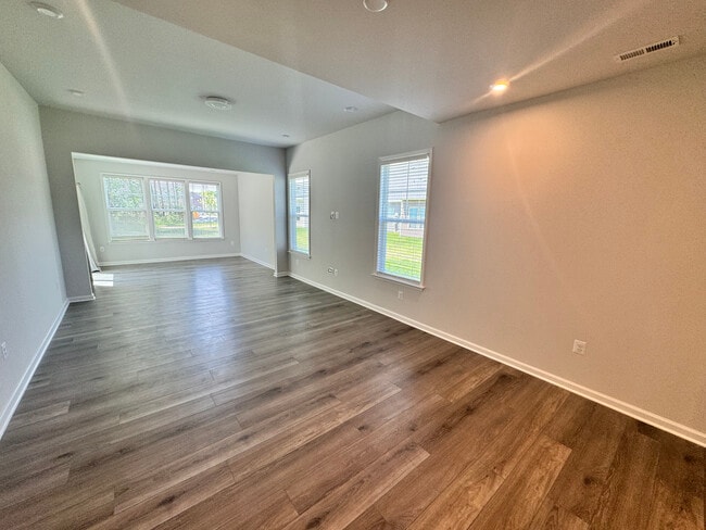 Building Photo - 701 Englewood Farms Dr