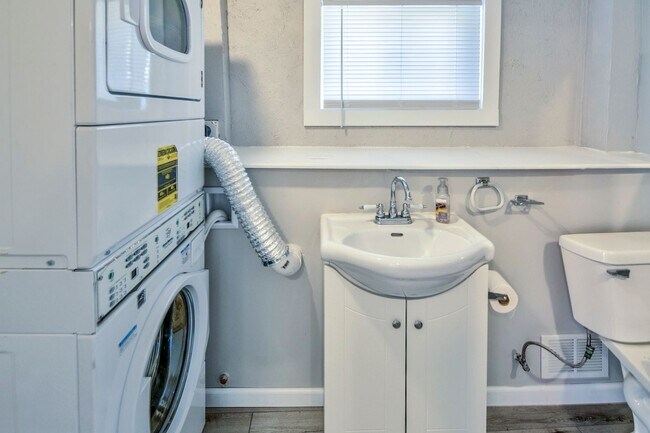 Building Photo - 563 S 35th St