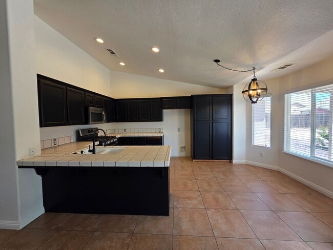 Building Photo - 4 bedroom 2 bathroom in NW Visalia!