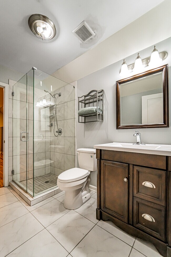 Building Photo - 2042 W Cullerton St