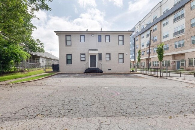 Building Photo - 504 Boulevard NE