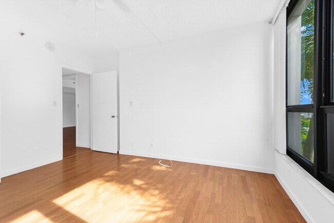 Building Photo - 5951 Wellesley Park Dr