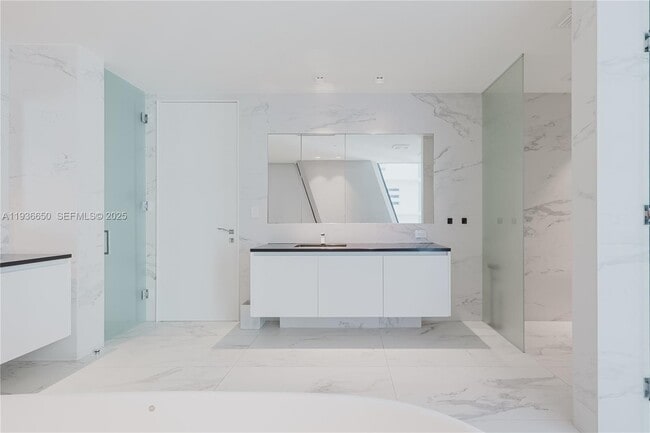 Building Photo - 1000 Biscayne Blvd