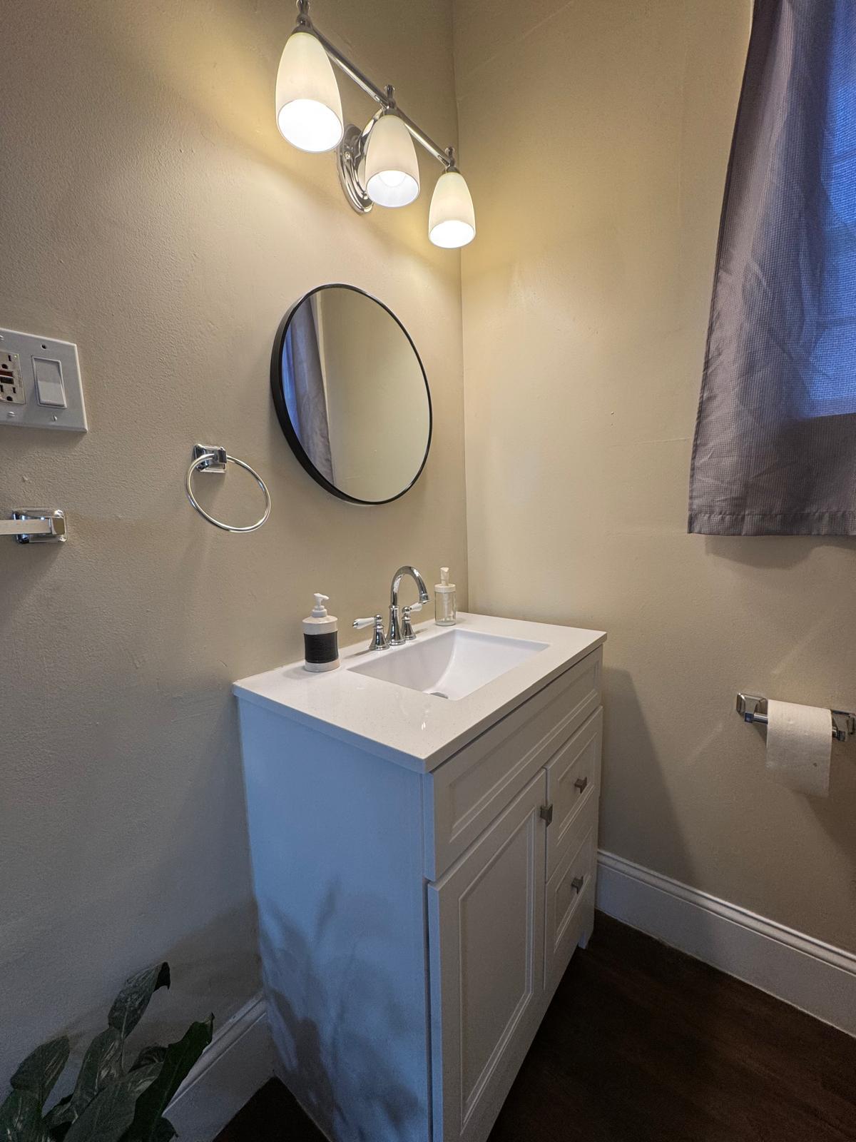 Building Photo - 252 Admiral St