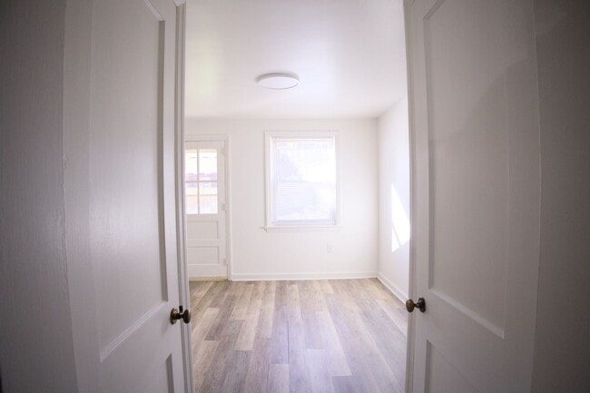 Building Photo - Cute & Cozy Interior Rowhome