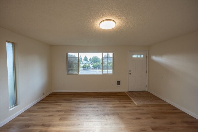 Building Photo - Just updated! - 2 Bedroom Condo in Washougal