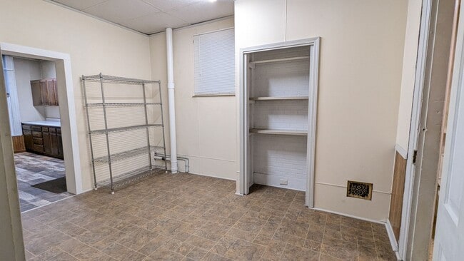 Building Photo - 121 W Colby St