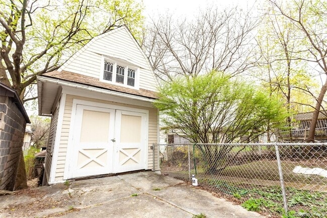 Building Photo - 137 Leroy St