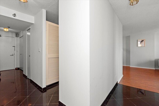 Building Photo - 2 bedroom in Chicago IL 60601