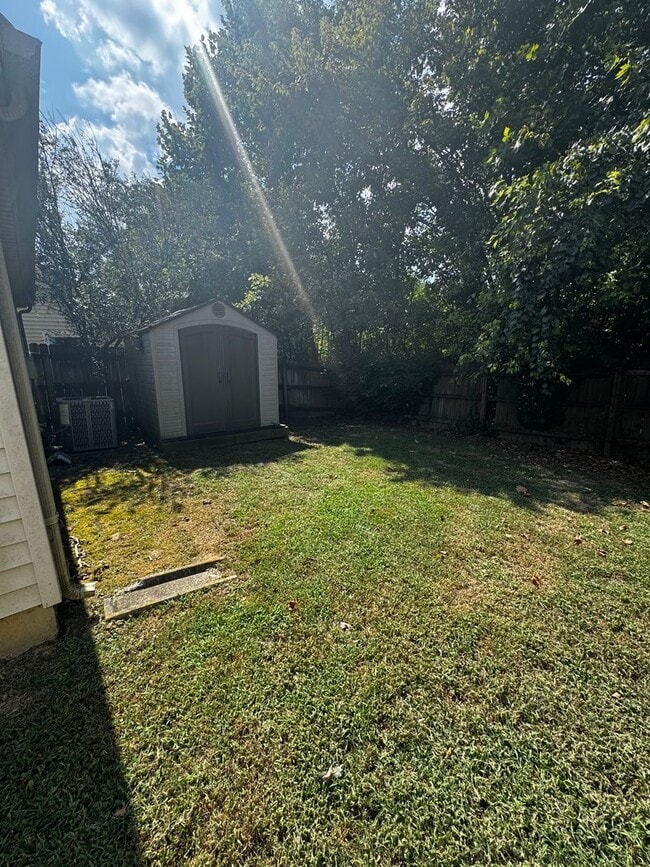 Building Photo - Month-to-Month Lease Available – 2 Bed / 1...