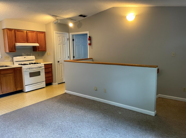 Building Photo - 3 BEDROOM, 2 BATH HOUSE AVAIL AUG 2025, $1...