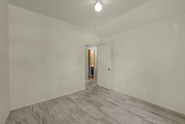 Building Photo - 14606 Vaughnville Dr