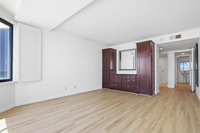 Building Photo - 1310 E Ocean Blvd