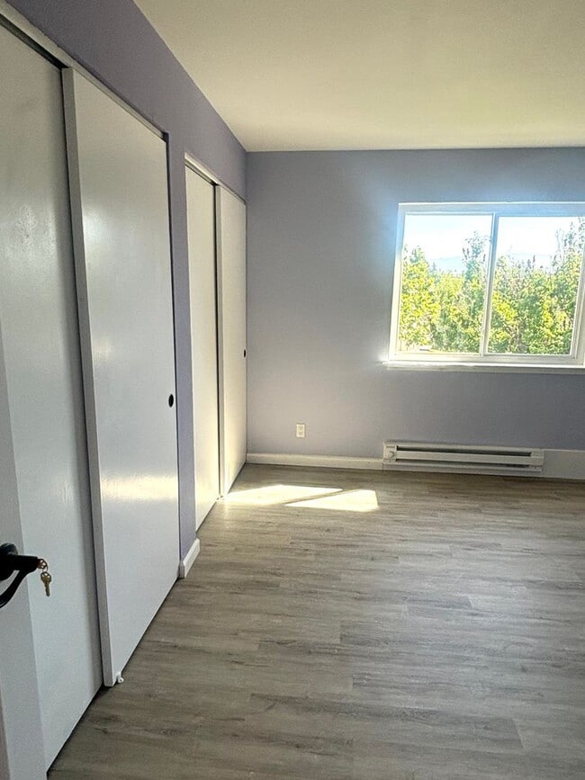 Building Photo - Redwood City Apartments Unit 5