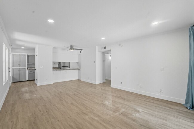 Building Photo - Stunning 2-bedroom, 2-bathroom home in the...