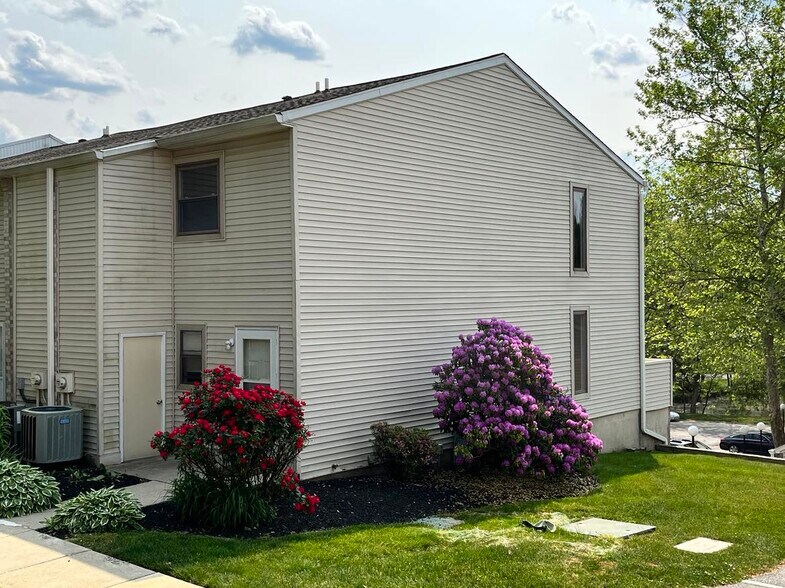 Building Photo - 2022 Valley Dr