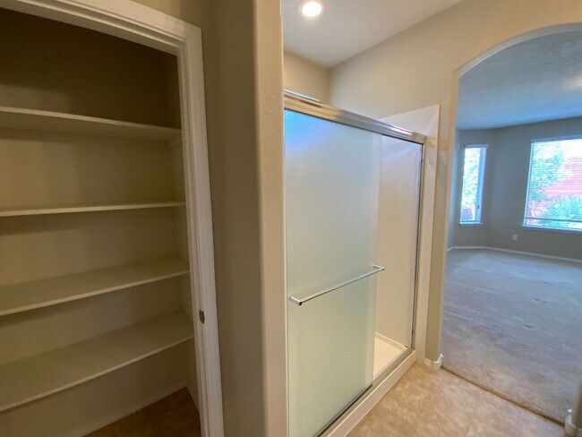 Building Photo - 3 Bedroom Single Story Home in Loma Colora...