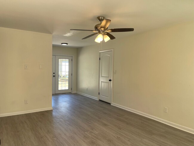 Building Photo - Remodeled 4 Bed/2 Bath Ranch Home!