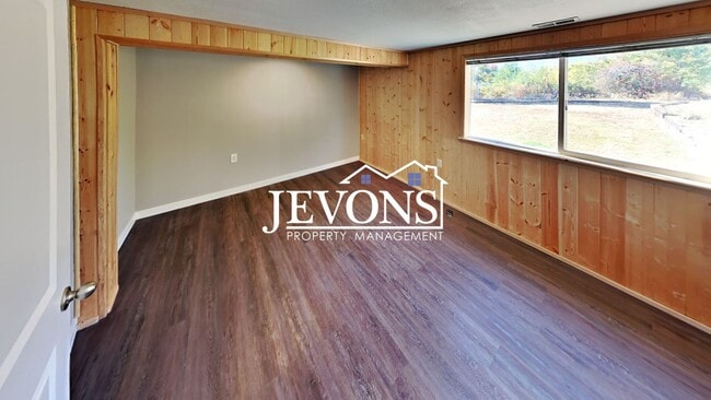 Building Photo - Near Randall Park - Charming home with two kitchens and washer/dryer included!