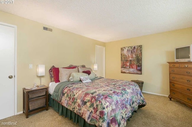 Building Photo - 15 Britten Ct