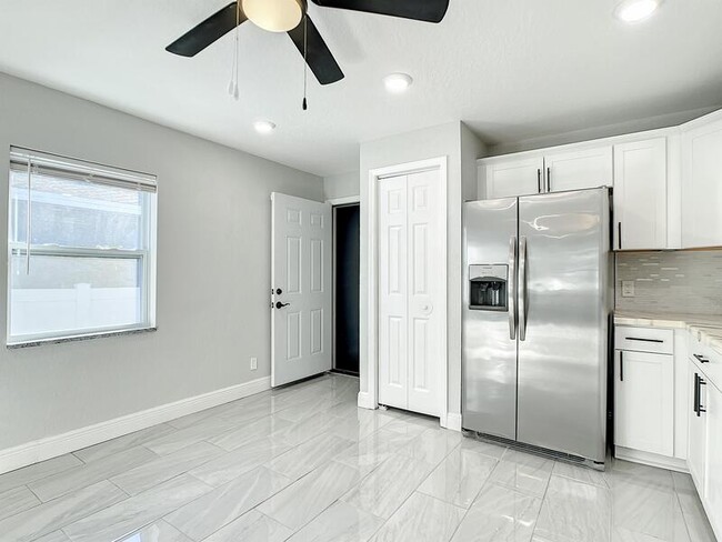 Building Photo - 4650 10th Ave S