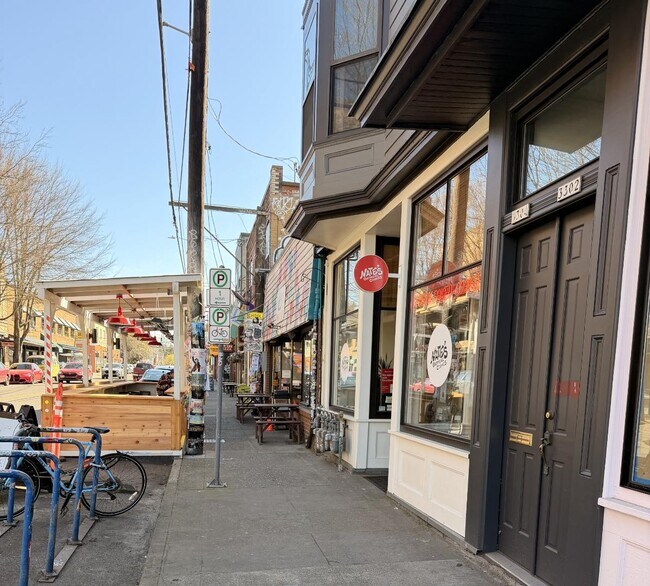 Building Photo - 832 SE 29th Ave