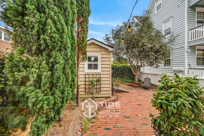 Building Photo - Walkable Downtown Living