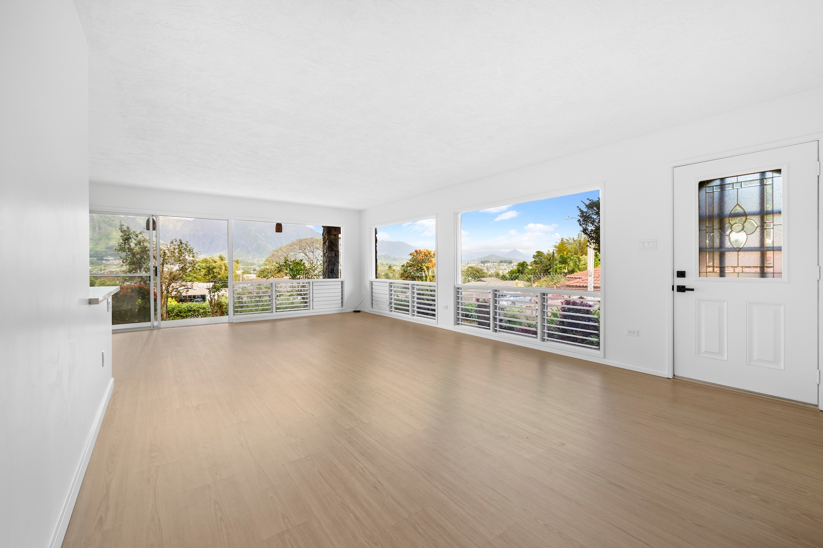 Large living space with picturesque windows. - 45-162 Neepapa Pl