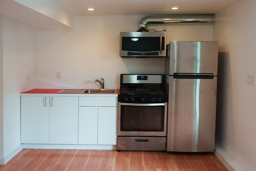 Deluxe Kitchen - 8 Los Robles Dr