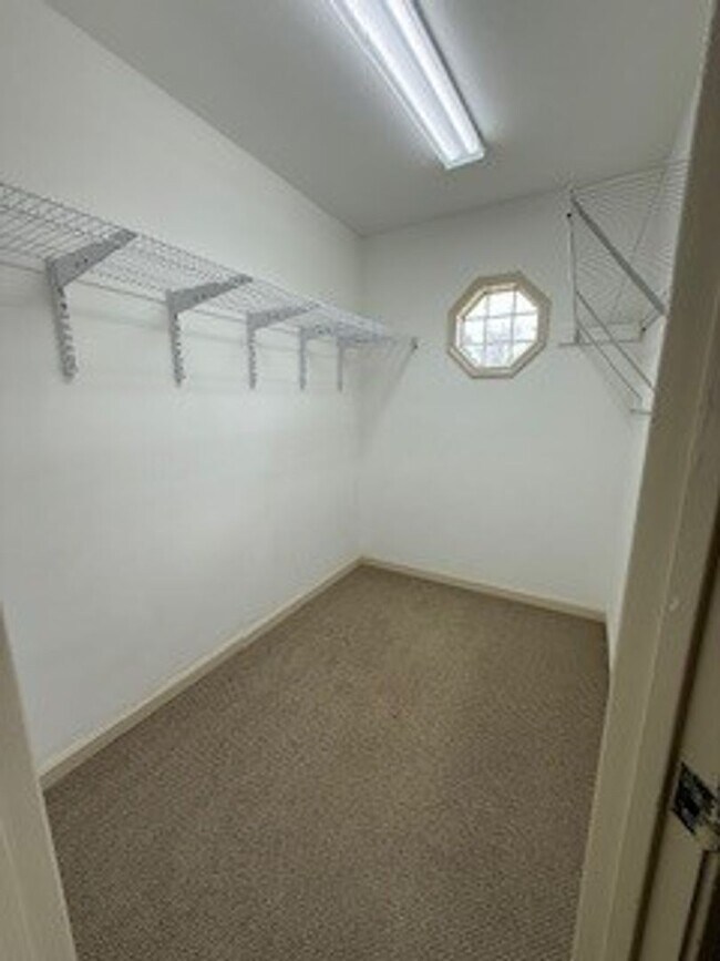 Building Photo - 4 Laura Dr