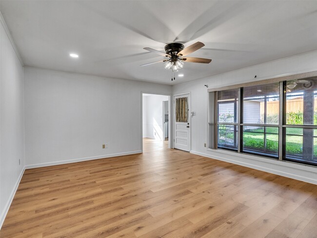 Building Photo - 418 Oakhill Dr