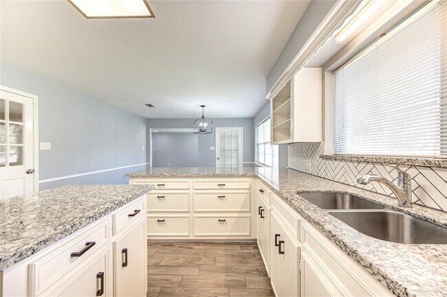 Building Photo - 1809 Lamar Dr