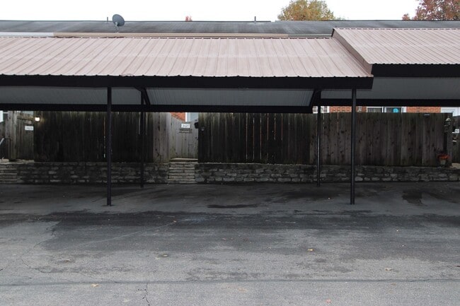 Building Photo - 2 Bed 1.5 Bath Condo