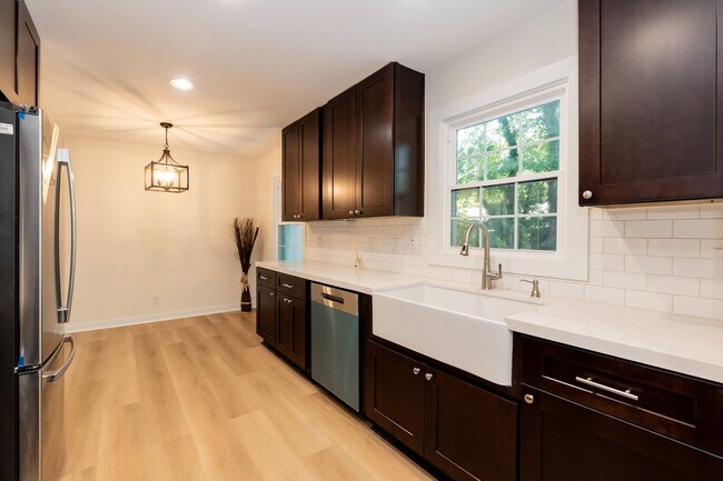 Building Photo - Three Bedroom Home!